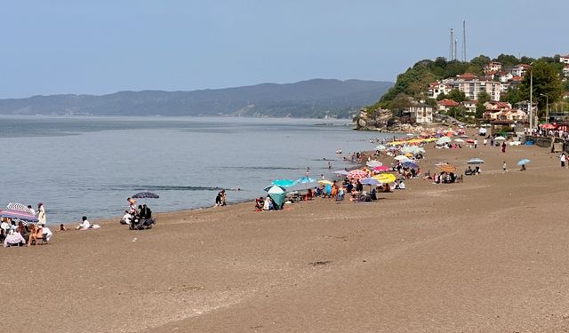 Düzce'de sıcak havayı fırsat bilenler sahillerde yoğunluk oluşturdu