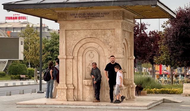 Düzce'de vatandaşlar aniden bastıran yağışa hazırlıksız yakalandı