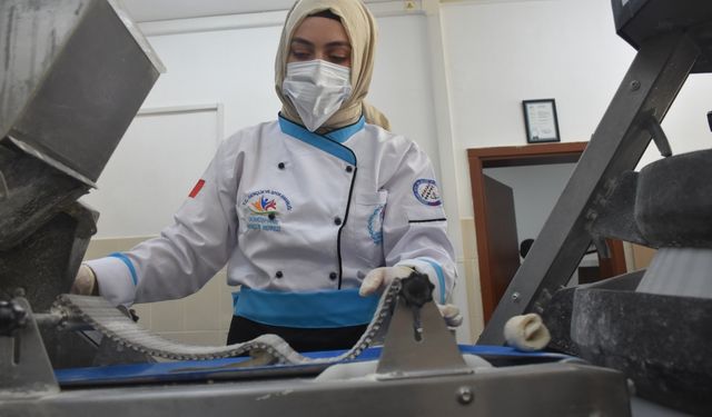 Gümüşhane'de lise öğrencileri günlük 2 bin ekmek üretiyor