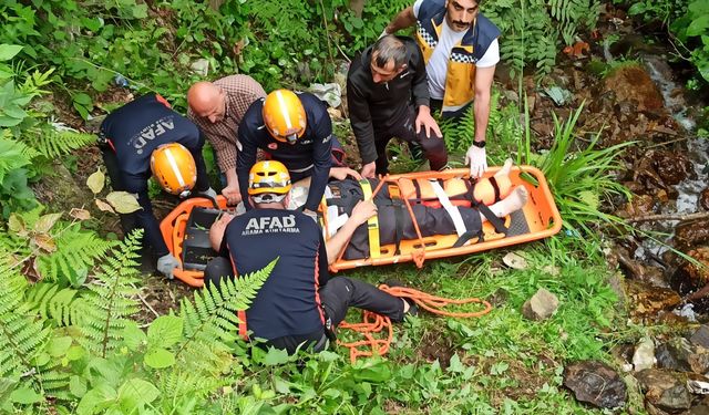 Rize'de arazide çalıştığı sırada ayağından yaralanan kişiyi ekipler kurtardı