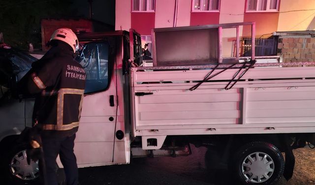 Samsun'da park halindeyken yanan kamyonet kullanılamaz hale geldi