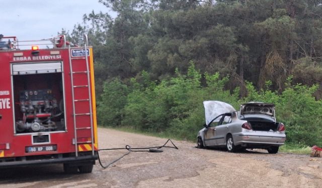 Tokat'ta çıkan yangında otomobil kullanılamaz hale geldi