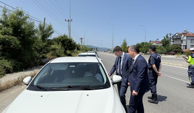 Alaçam Kaymakamı Kayabaşı ve Belediye Başkanı Özdemir, trafik denetimine katıldı