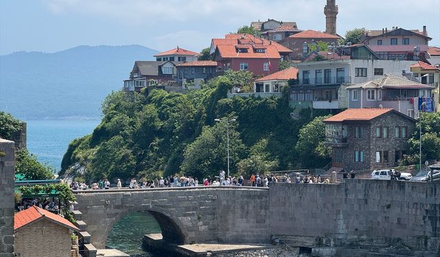 Amasra, bayram tatilinde nüfusunun 10 katı misafir ağırlıyor