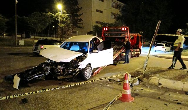 Amasya'da otomobil ile hafif ticari aracın çarpıştığı kazada 1 kişi öldü