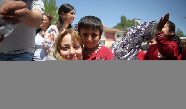 Gönüllüler "Dilek Balonu Projesi" ile çocukların hayallerini gerçekleştiriyor