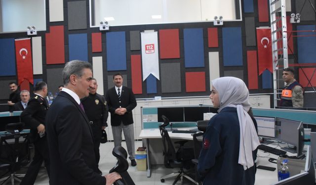 Gümüşhane Valisi Baruş, yol kontrol noktasında sürücülere ikram ve uyarılarda bulundu