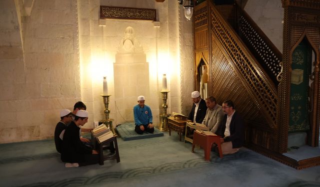 Hafızlığını tamamlayan öğrenci bir günde Kur'an-ı Kerim'i hatmetti