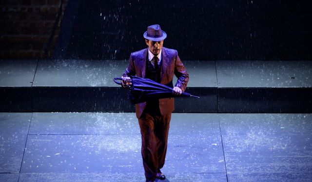 Hollywood'un romantik komedisi "Singin' in the Rain" müzikalinin Türkiye prömiyeri yapıldı