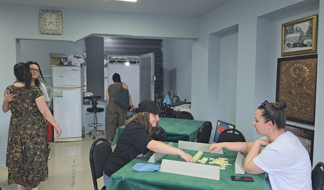 Karabük'te kıraathane işleten çift, dükkanlarını bir akşamlığına kadınlara tahsis etti