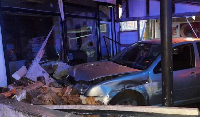 Karabük'te otomobilin iş yerlerine çarptığı kazada 1 kişi yaralandı