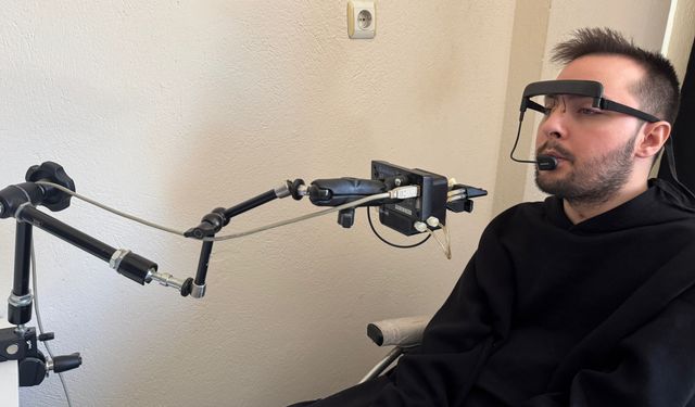 Kayalıklardan denize atlarken felç kalan genç, kendisine internette yeni dünya kurdu