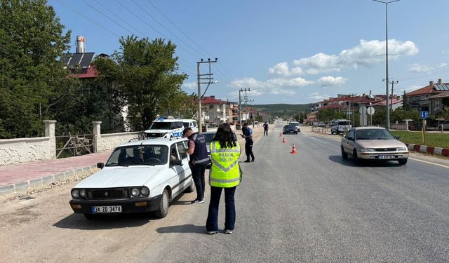 Ladik'te trafik denetiminde sürücülere lokum ikram edildi