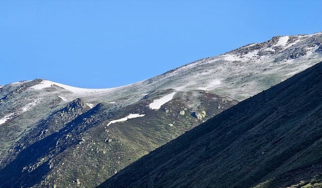 Rize'de bazı yaylaların yüksek kesimlerine kar yağdı