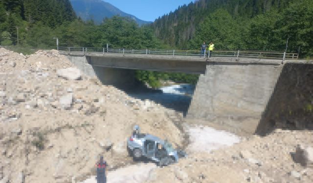 Rize'de dere yatağına devrilen otomobildeki 5 kişi yaralandı