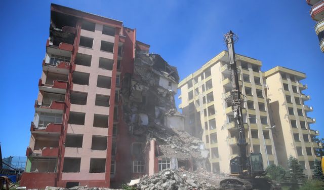 Rize'de riskli olduğu gerekçesiyle tahliye edilen iki binanın yıkımına başlandı