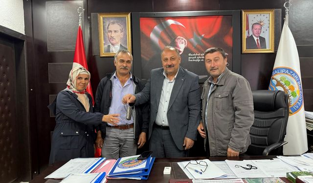 Salıpazarı'nda otobüs sürücüsü araçta unutulan cüzdanı sahibine ulaştırdı