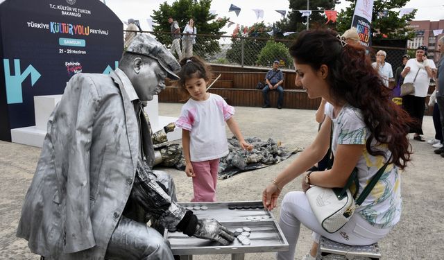 Samsun'da "canlı heykel" performans sanatı sergileniyor
