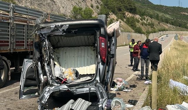 Tokat'ta devrilen hafif ticari araçtaki 5 kişi yaralandı