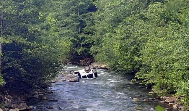Trabzon'da hafif ticari aracın dereye devrildiği kazada karı koca hayatını kaybetti