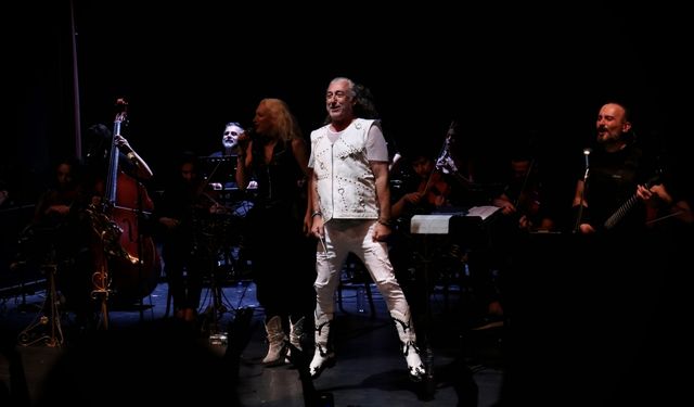 "Uçan şef"in orkestrası, rock parçaları 16 yıldır senfonik yorumla sevdiriyor