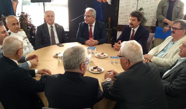 İLÇE PROTOKOLÜ ÖĞRETMENEVİNDE BAYRAMLAŞTI