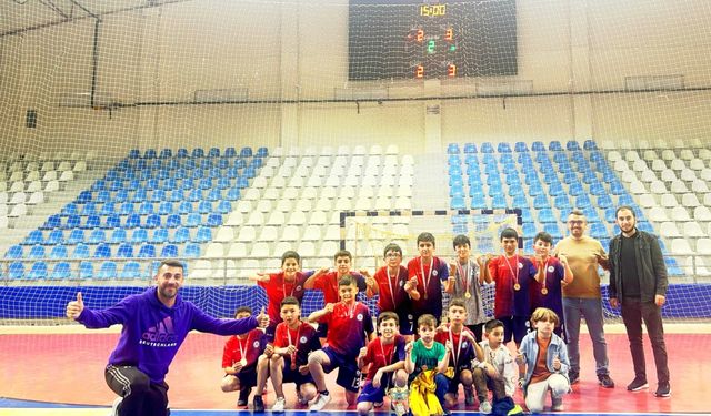 Yeşilyurt Milli Hakimiyet Ortaokulu, küçükler futsal il birincisi oldu