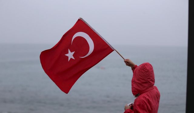 15 Temmuz şehitleri anısına Karadeniz'de kulaç attılar