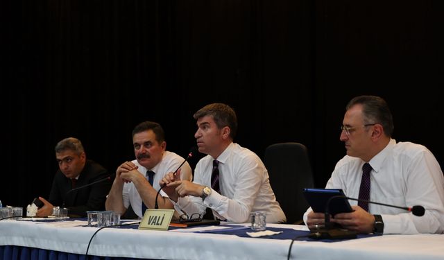 Amasya Valisi Bakan, Merzifon’da muhtarlarla bir araya geldi