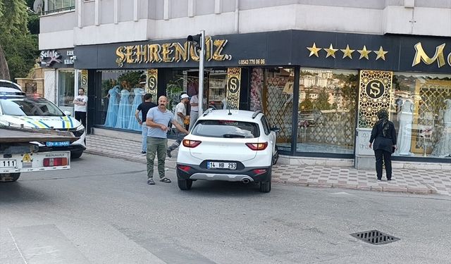 Amasya'da çarpışan iki araçtan birinin iş yerinin vitrin camına çarpması kamerada