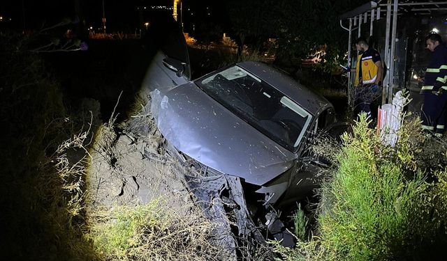 Amasya'da su kanalına düşen otomobildeki 4 kişi yaralandı