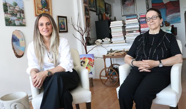 Anne-kız bir tablet bir mikrofonla Karadeniz ağzını dijital illüstrasyona taşıdı