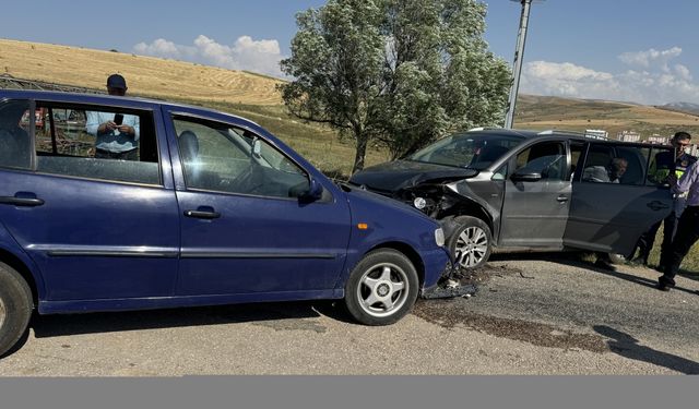 Bayburt'ta iki otomobilin çarpıştığı kazada 4 kişi yaralandı