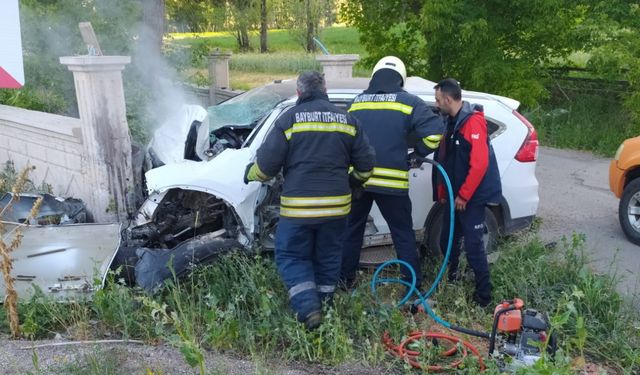 Bayburt'ta istinat duvarına çarpan cipin sürücüsü yaralandı