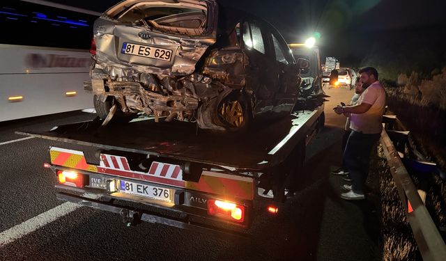 Bolu'da kamyonla çarpışan otomobildeki 3 kişi yaralandı