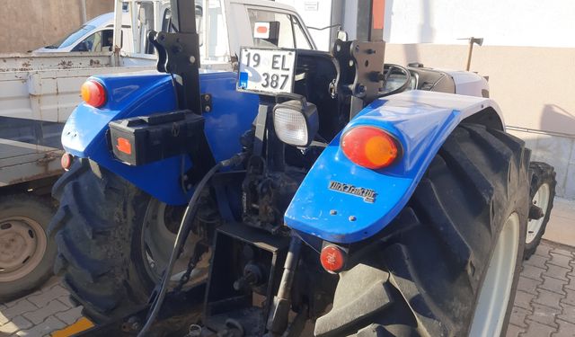 Çorum'da bacağının üstünden traktör geçen kişi yaralandı