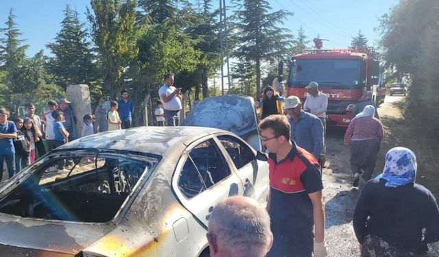 Çorum'da yangın çıkan otomobil kullanılamaz hale geldi