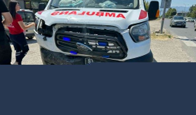Düzce'de ambulans ile otomobilin çarpıştığı kazada 2 kişi yaralandı