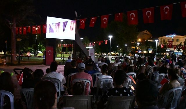 Düzce'de Millet Bahçesi'nde "15/07 Şafak Vakti" film gösterimi yapıldı