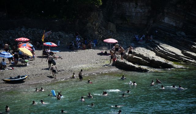 Düzce'de sıcak hava nedeniyle sahillerde yoğunluk yaşandı