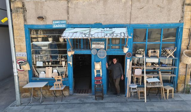 Emekli öğretmen, baba yadigarı marangozluğu asırlık binada sürdürüyor