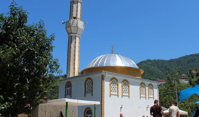 Eynesil'de hayırseverin yaptırdığı cami ibadete açıldı