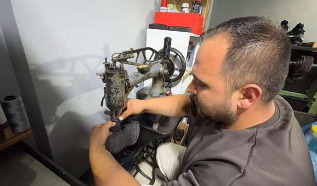 Giresun'da baba oğul 20 yıldır birlikte ayakkabı tamir ediyor