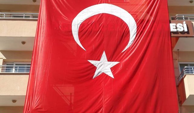 Göynücek'te ev ve iş yerleri 15 Temmuz dolayısıyla Türk bayraklarıyla donatıldı
