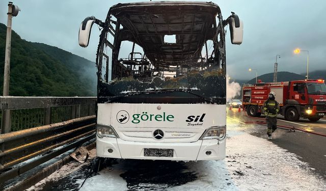 GÜNCELLEME - Anadolu Otoyolu'nun Düzce kesiminde otobüs yangını nedeniyle kapanan İstanbul istikameti ulaşıma açıldı