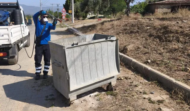 İzmir Büyükşehir'in ilaçlama ekibi 30 ilçede iş başında