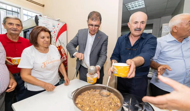İzmir'de Başkan Tugay bereketi paylaştı