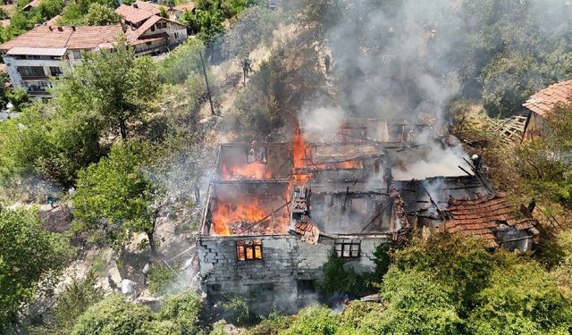 Karabük'te çıkan yangında 2 katlı müstakil ev kullanılamaz hale geldi