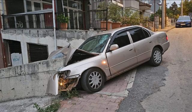 DUVARA ÇARPTI, SÜRÜCÜ HASTANELİK OLDU