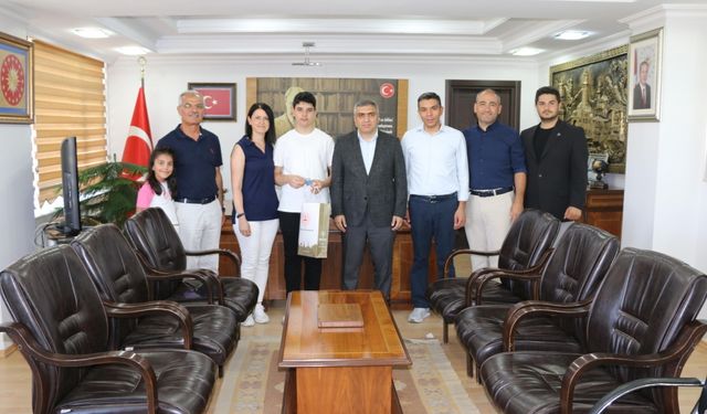 LGS sınavında tam puan alan öğrencilerden Kaymakam Karaaslan'a ziyaret